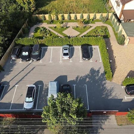Golden Lion Hotel ボルィースピリ エクステリア 写真