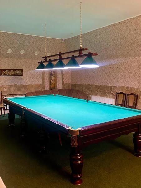 Golden Lion Hotel ボルィースピリ エクステリア 写真