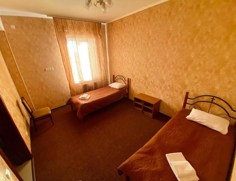 Golden Lion Hotel ボルィースピリ エクステリア 写真