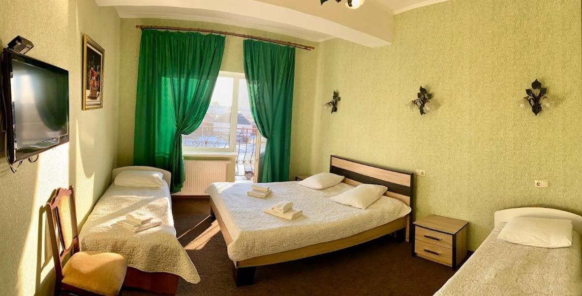 Golden Lion Hotel ボルィースピリ エクステリア 写真