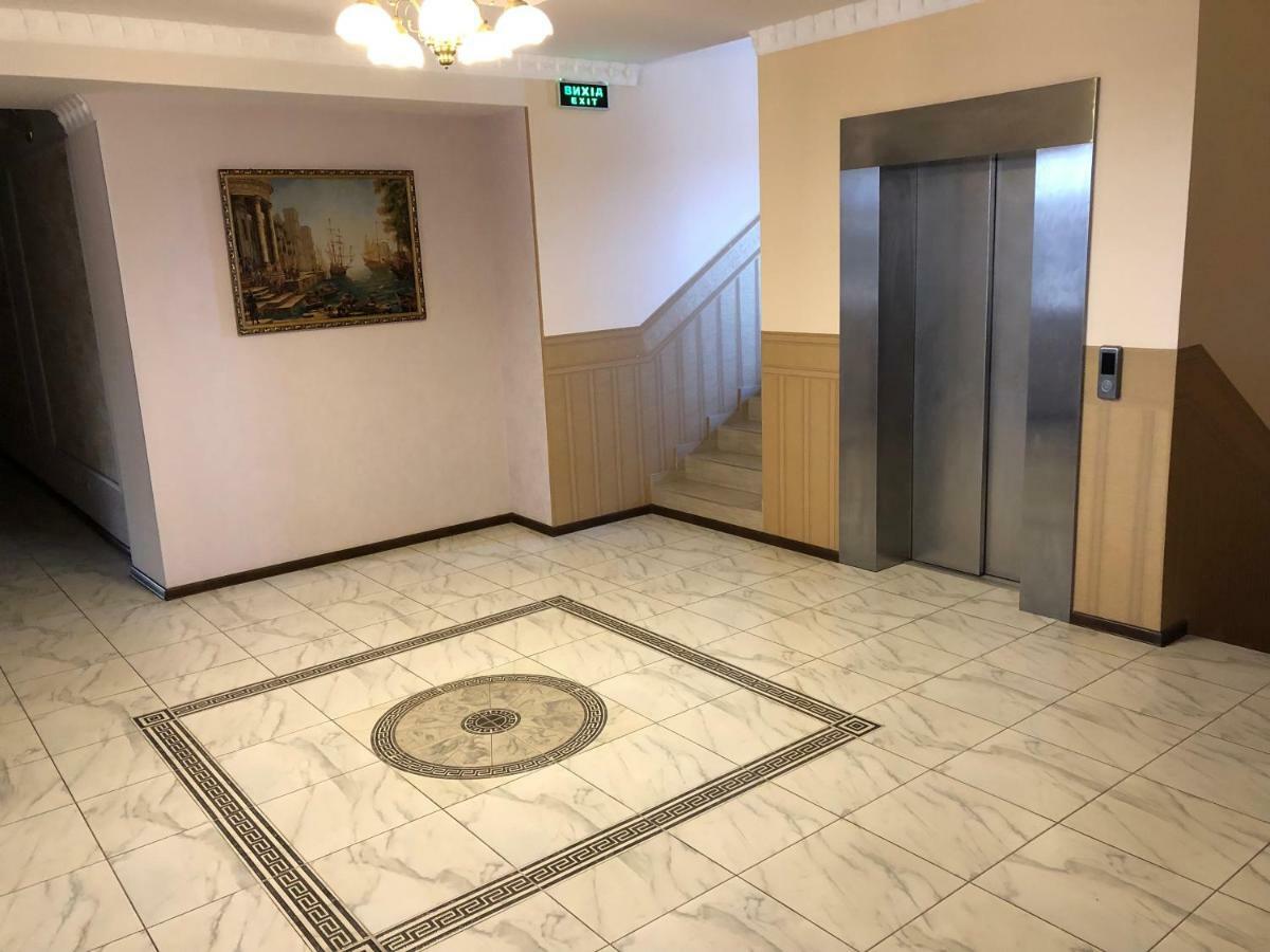 Golden Lion Hotel ボルィースピリ エクステリア 写真