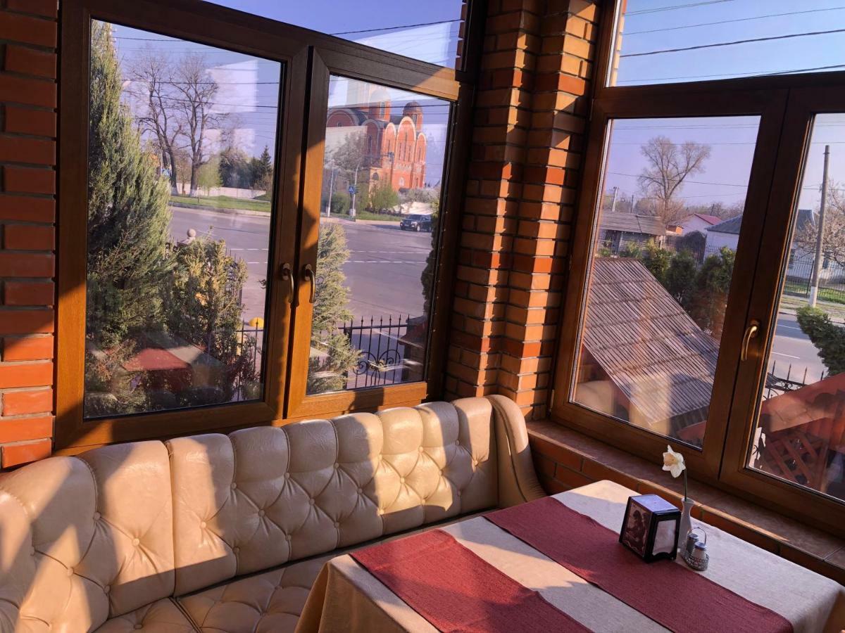 Golden Lion Hotel ボルィースピリ エクステリア 写真